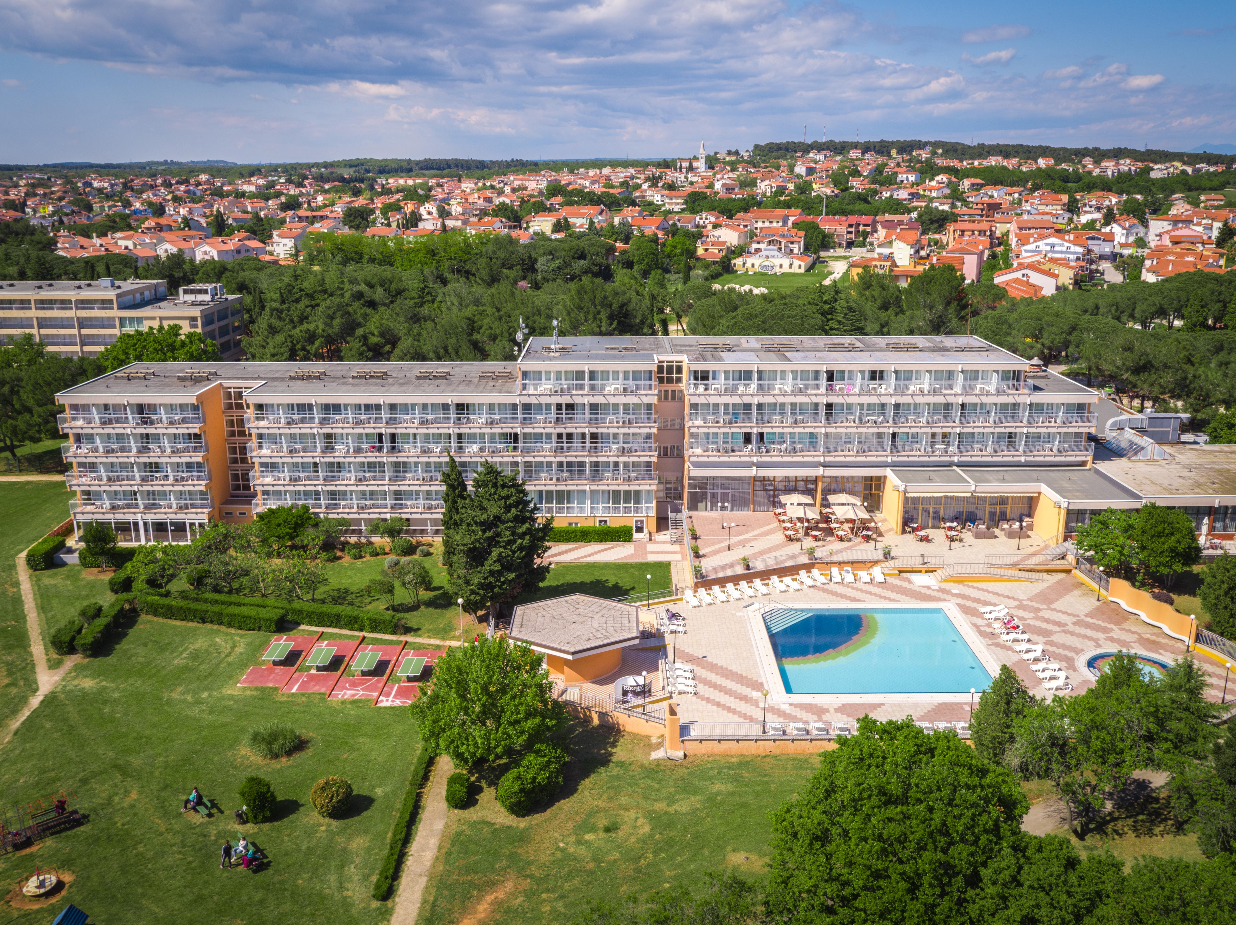 Arena Hotel Holiday 메덜린 외부 사진