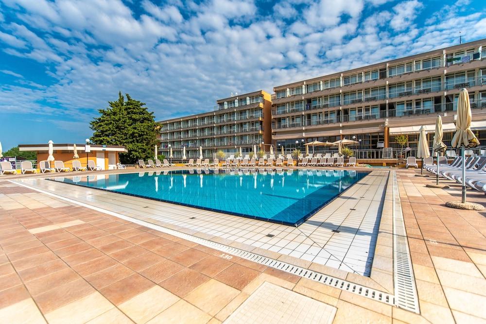Arena Hotel Holiday 메덜린 외부 사진