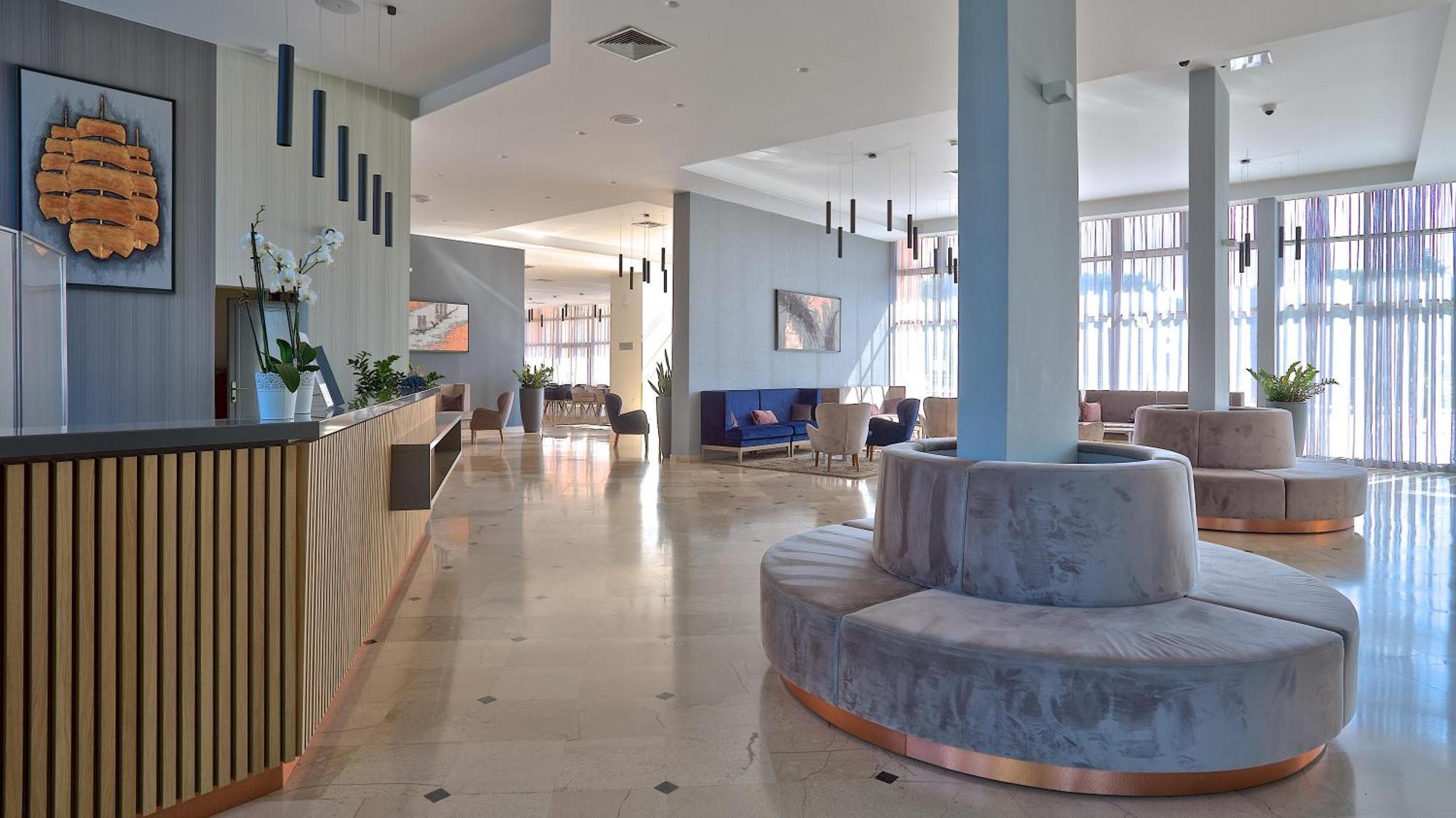 Arena Hotel Holiday 메덜린 외부 사진