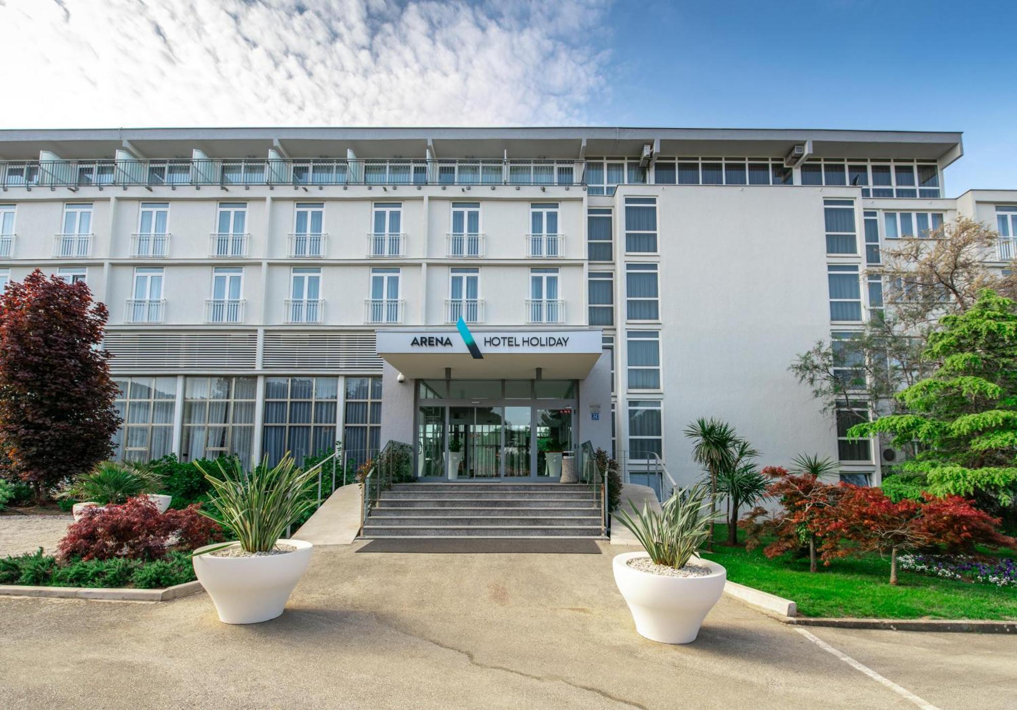 Arena Hotel Holiday 메덜린 외부 사진