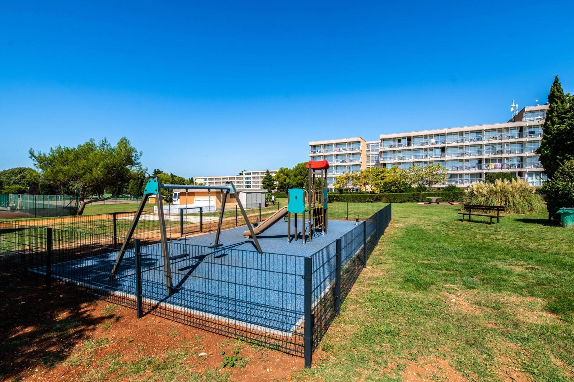 Arena Hotel Holiday 메덜린 외부 사진