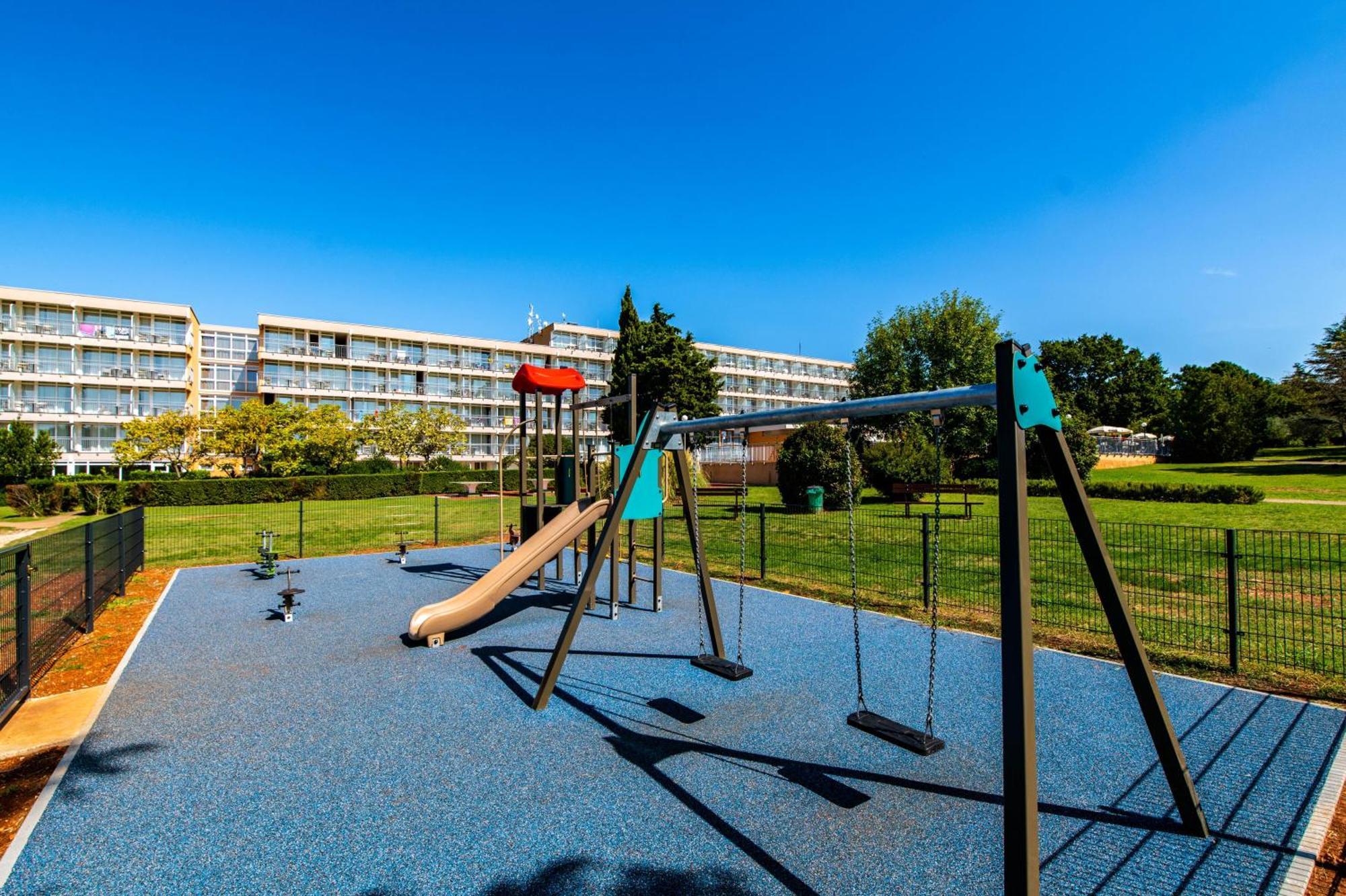Arena Hotel Holiday 메덜린 외부 사진