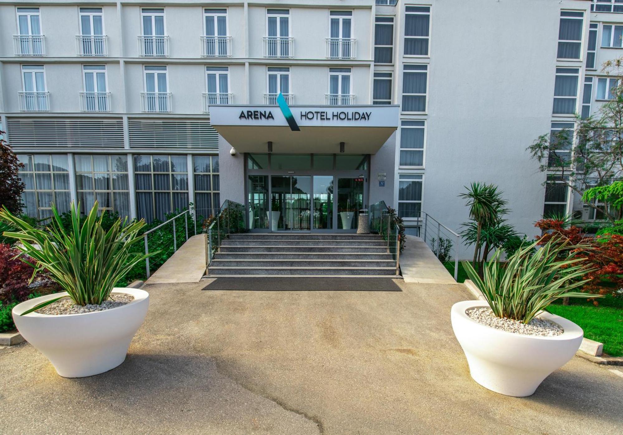 Arena Hotel Holiday 메덜린 외부 사진