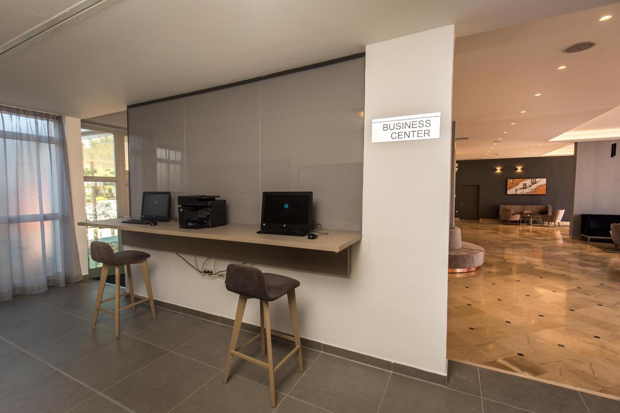 Arena Hotel Holiday 메덜린 외부 사진