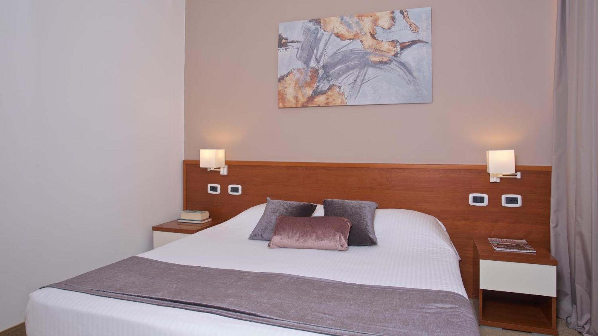 Arena Hotel Holiday 메덜린 외부 사진