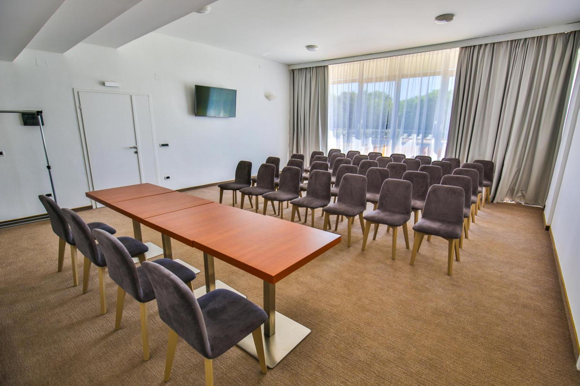 Arena Hotel Holiday 메덜린 외부 사진