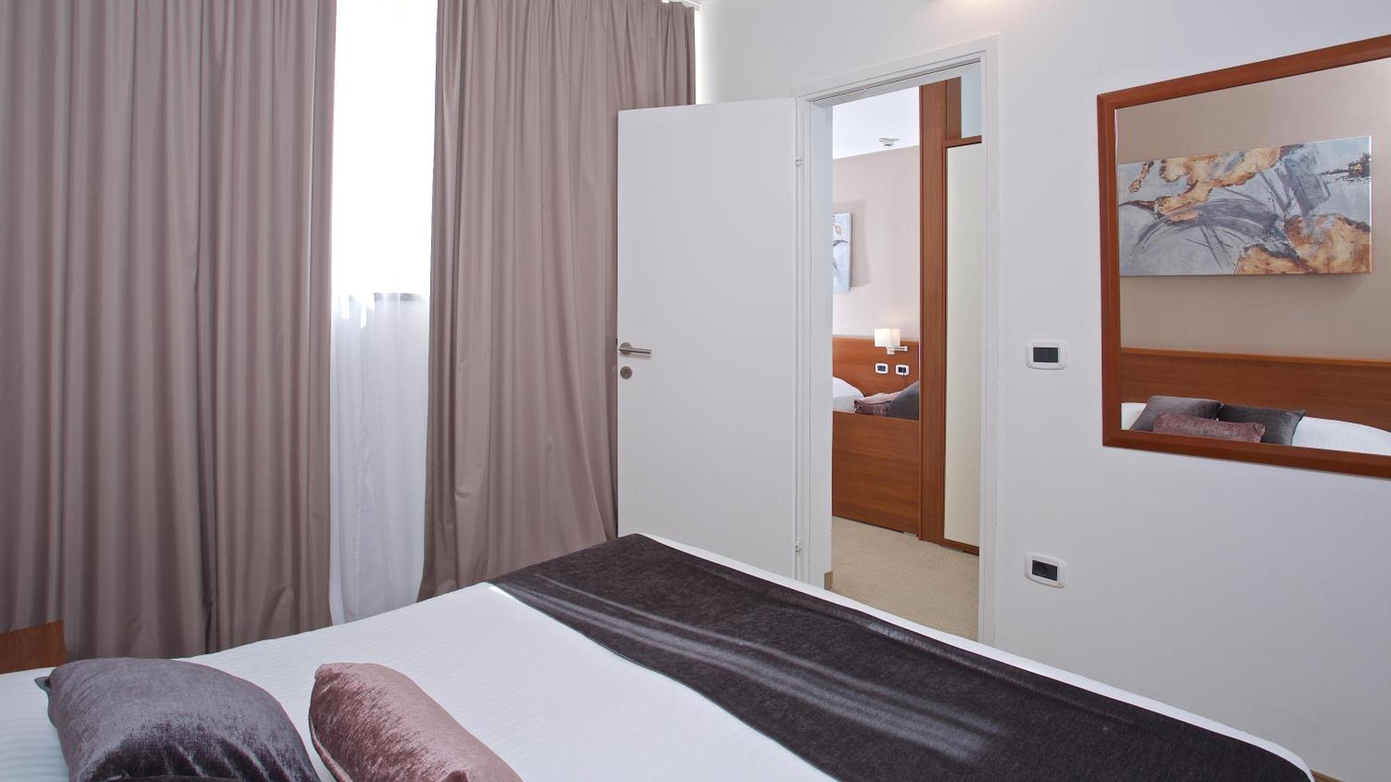 Arena Hotel Holiday 메덜린 외부 사진