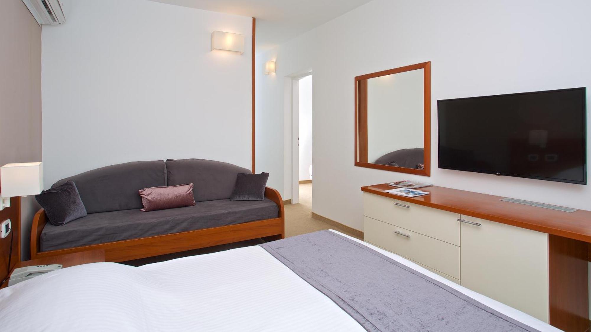 Arena Hotel Holiday 메덜린 외부 사진