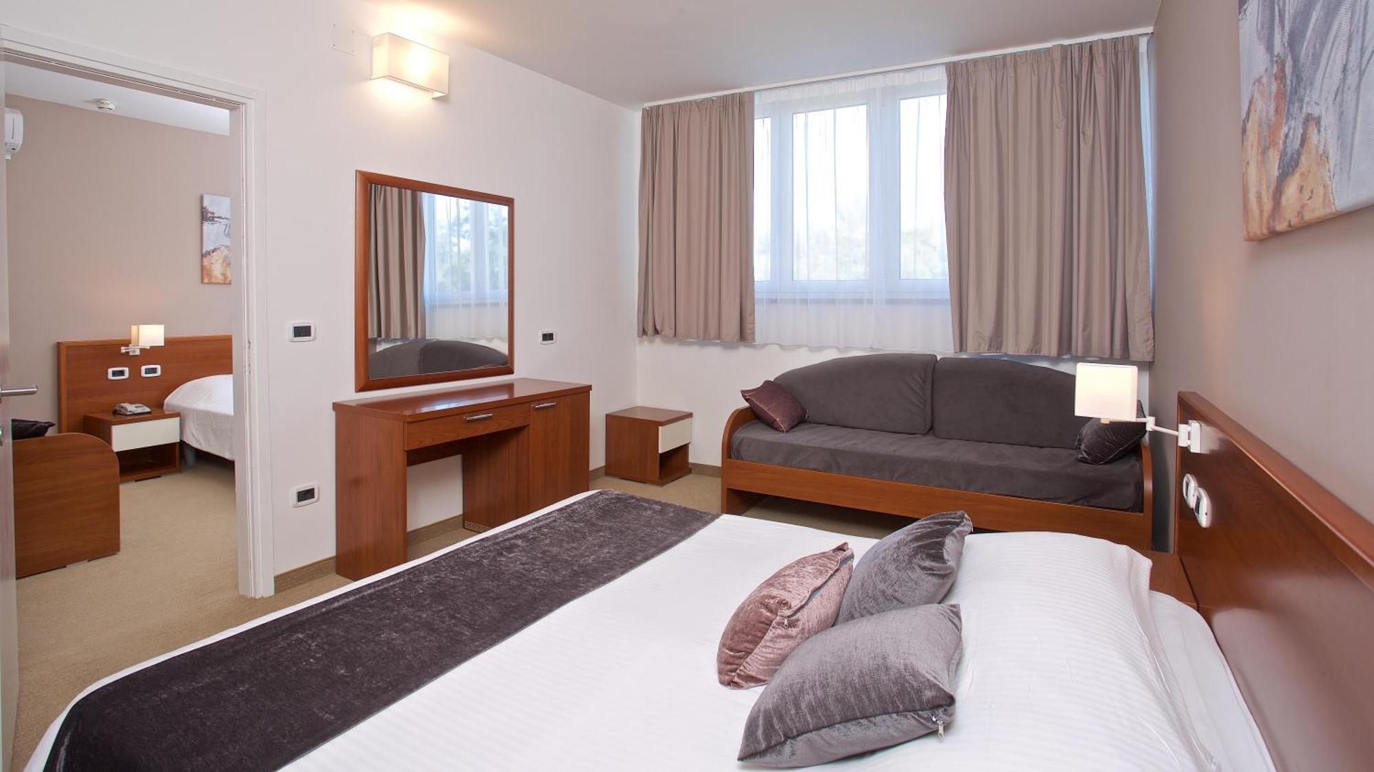 Arena Hotel Holiday 메덜린 외부 사진