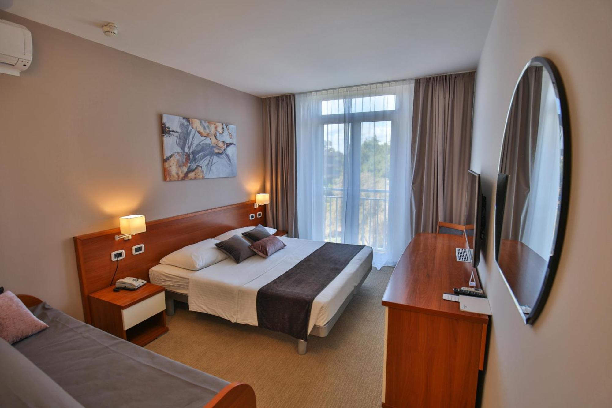 Arena Hotel Holiday 메덜린 외부 사진