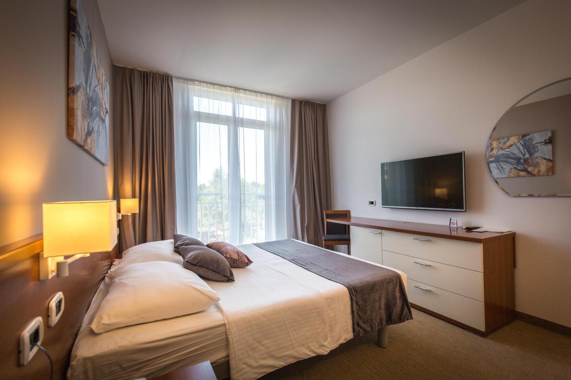 Arena Hotel Holiday 메덜린 외부 사진