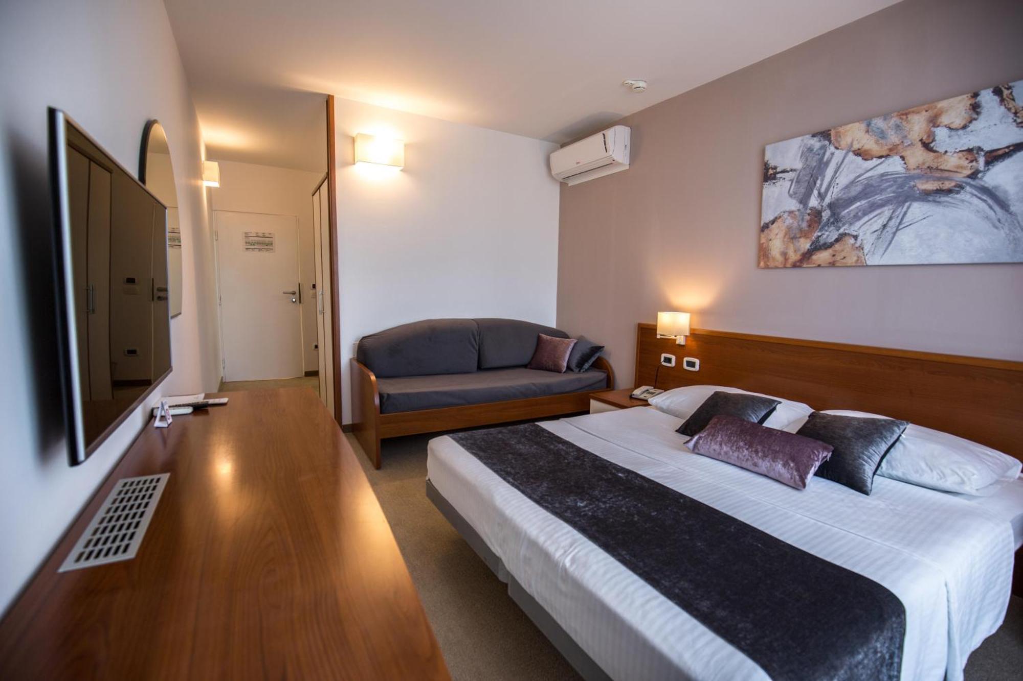 Arena Hotel Holiday 메덜린 외부 사진
