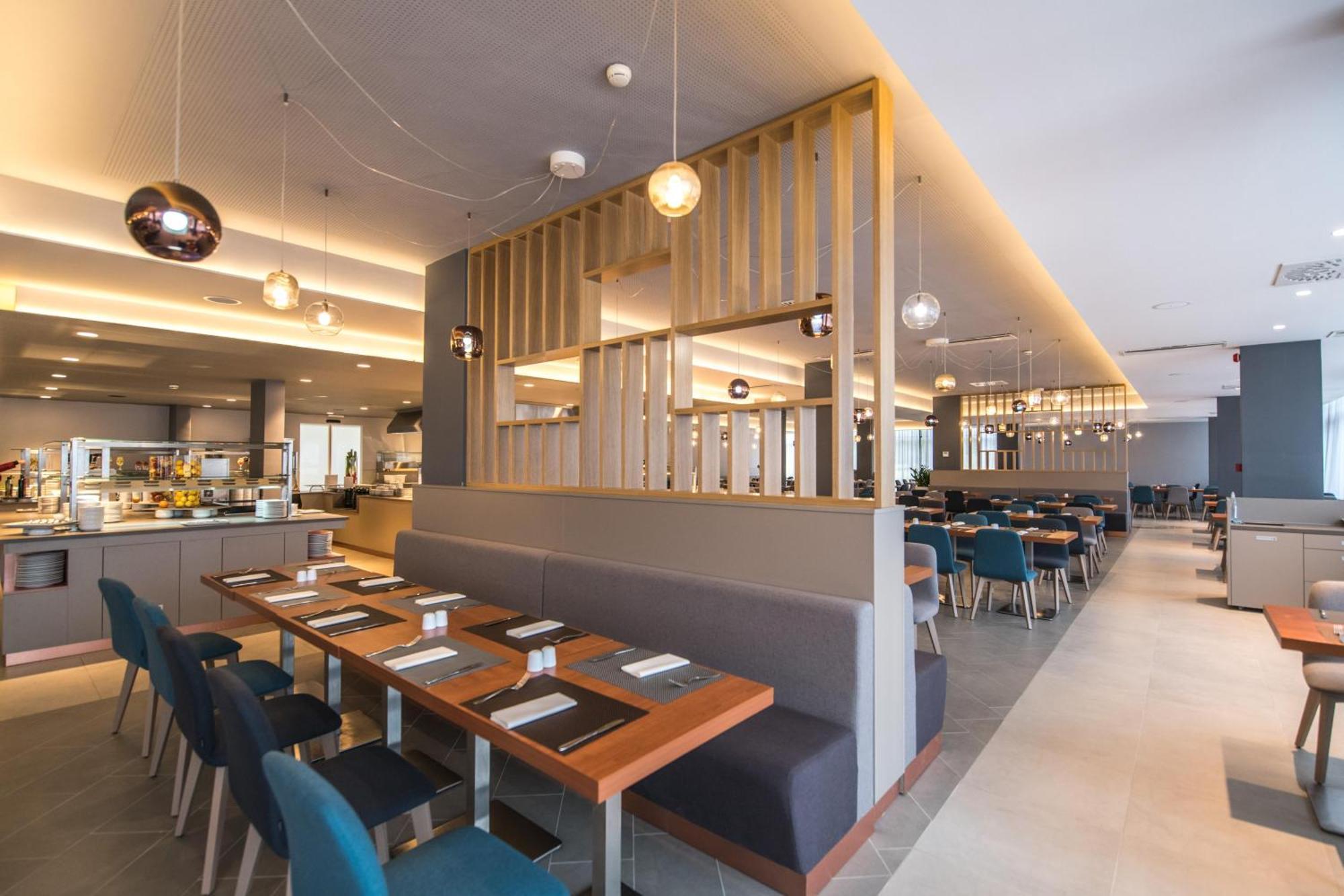 Arena Hotel Holiday 메덜린 외부 사진
