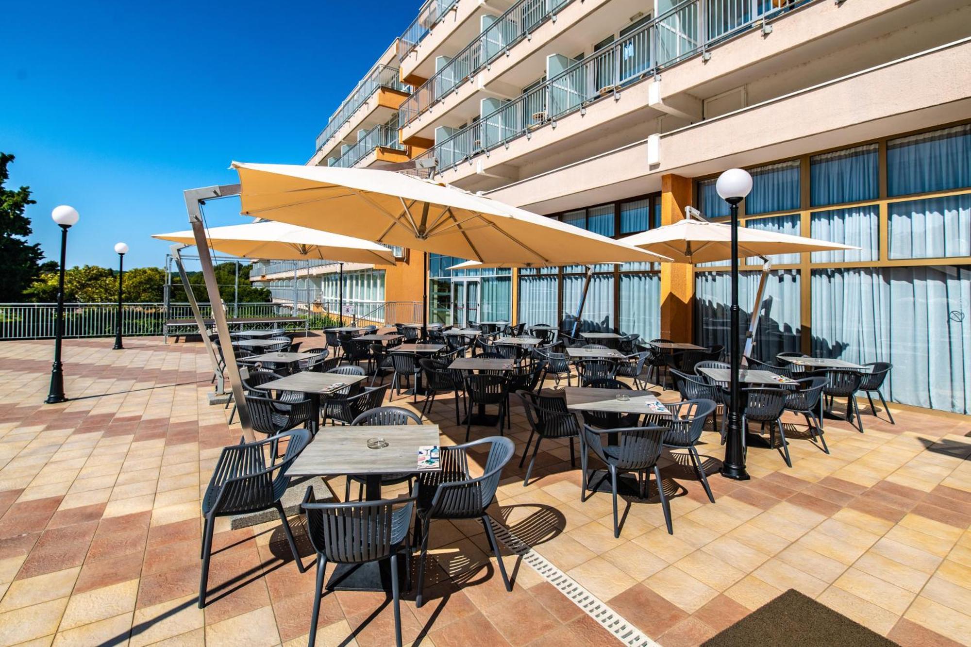Arena Hotel Holiday 메덜린 외부 사진