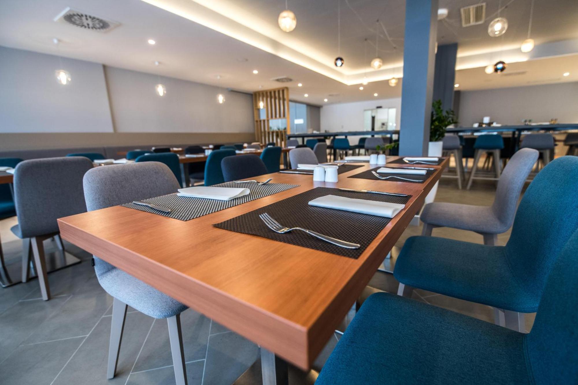 Arena Hotel Holiday 메덜린 외부 사진