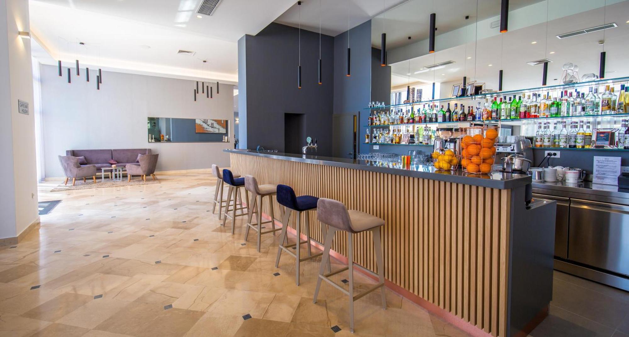 Arena Hotel Holiday 메덜린 외부 사진
