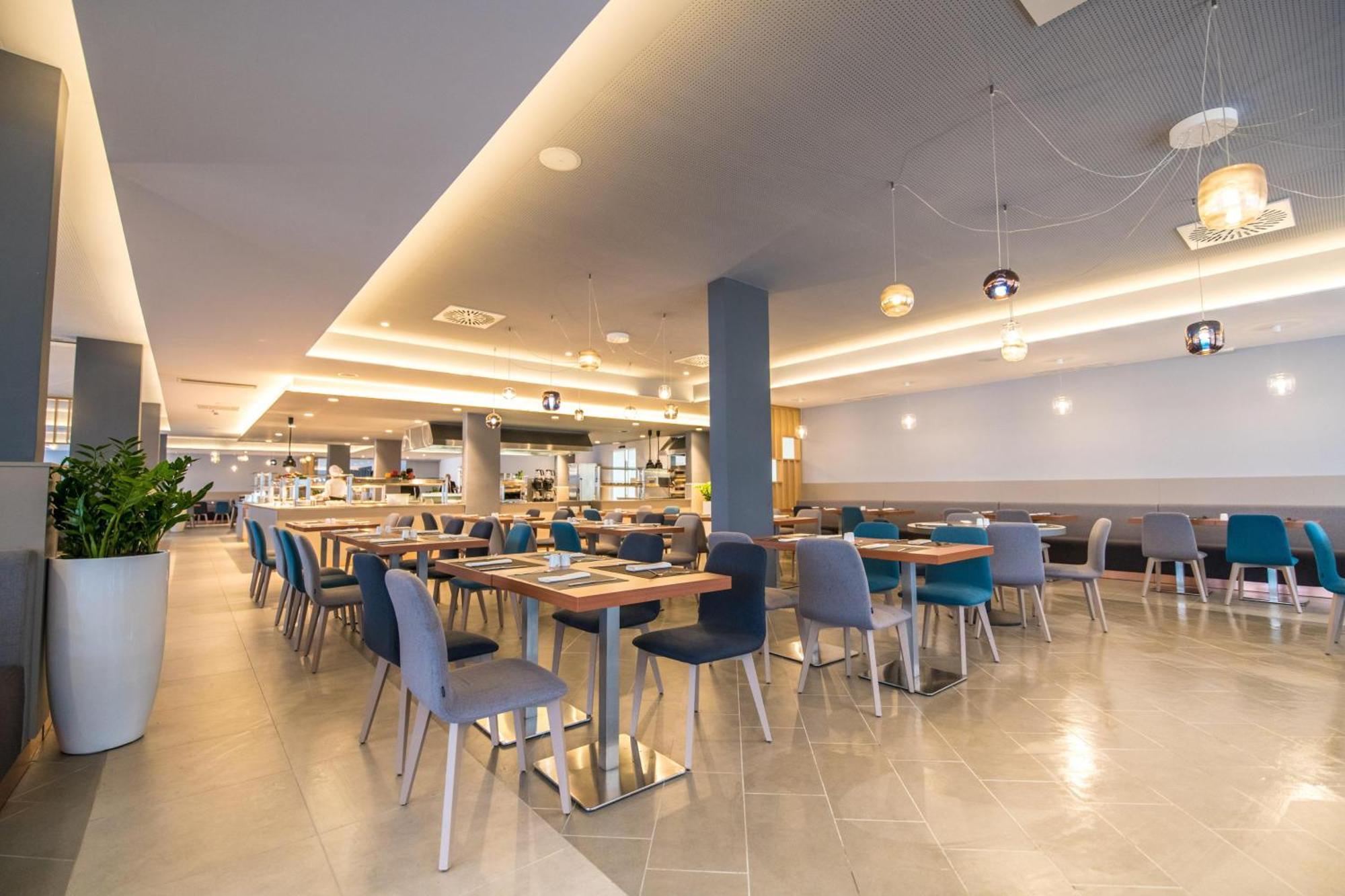 Arena Hotel Holiday 메덜린 외부 사진