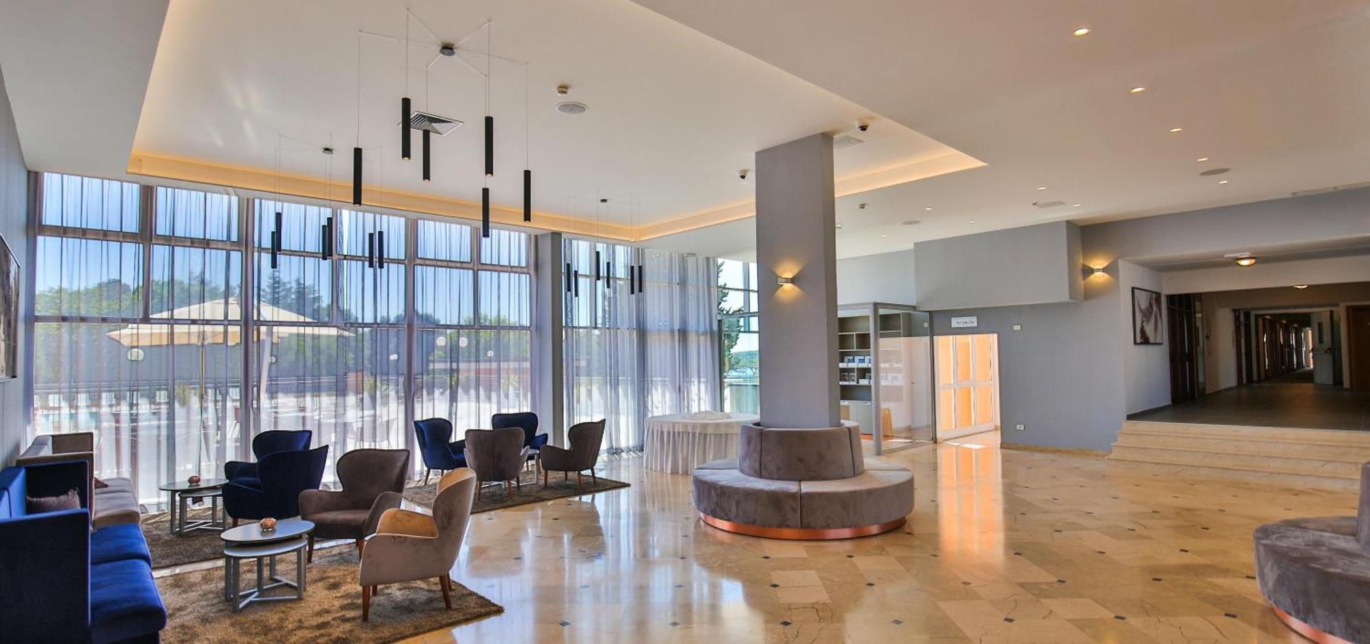 Arena Hotel Holiday 메덜린 외부 사진