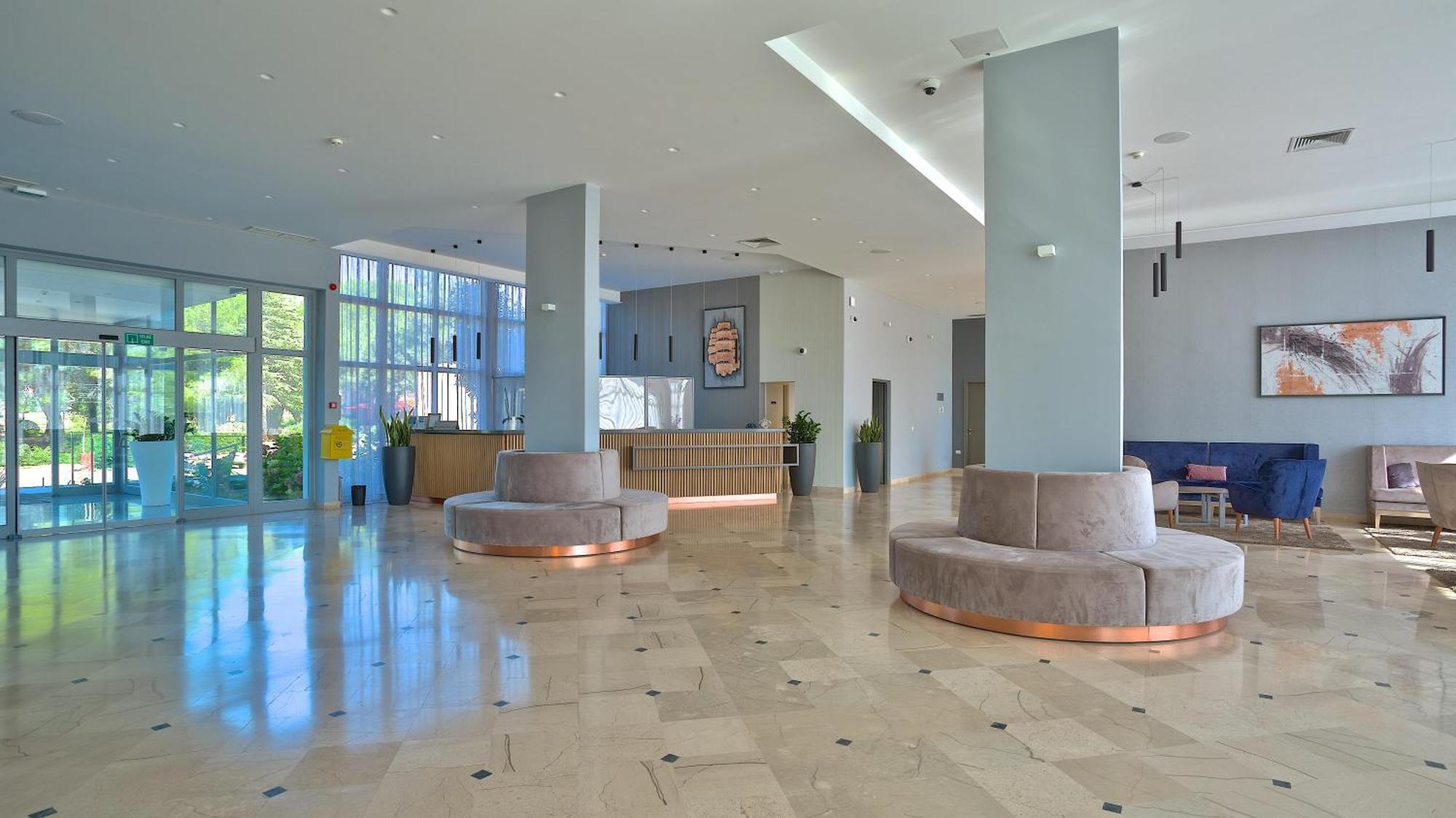 Arena Hotel Holiday 메덜린 외부 사진