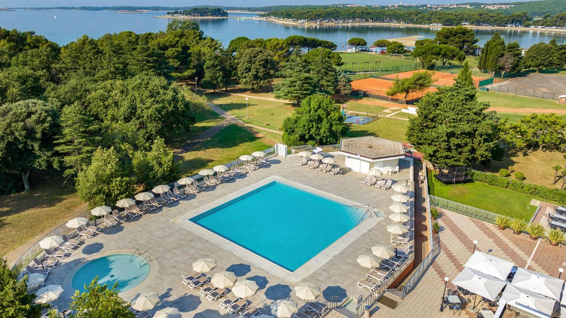 Arena Hotel Holiday 메덜린 외부 사진