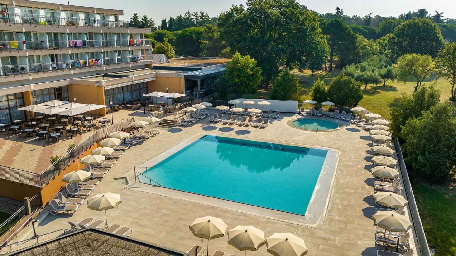 Arena Hotel Holiday 메덜린 외부 사진