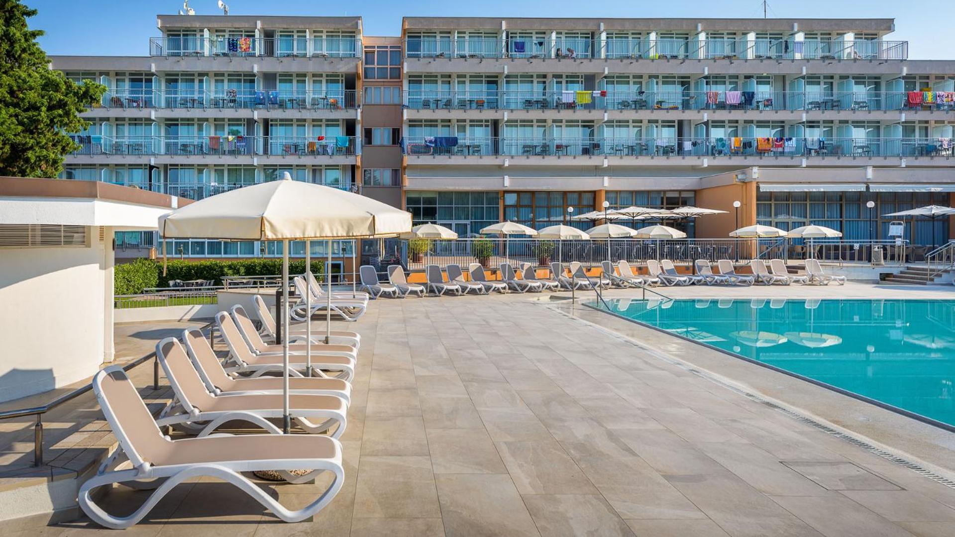 Arena Hotel Holiday 메덜린 외부 사진