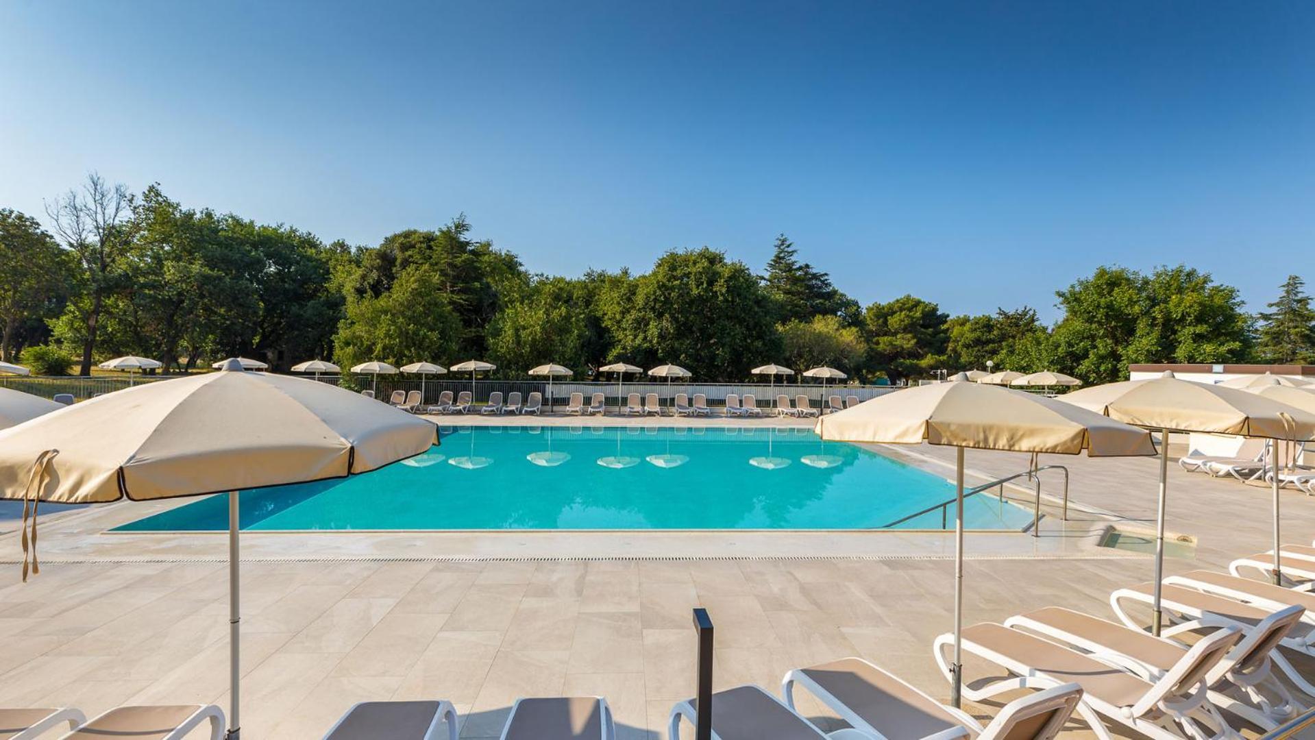 Arena Hotel Holiday 메덜린 외부 사진